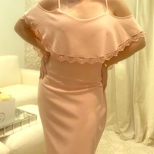 🆕 Listing! Peach/Coral midi dress with details!